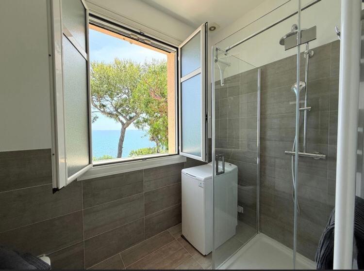 Directly On The Sea Villa *