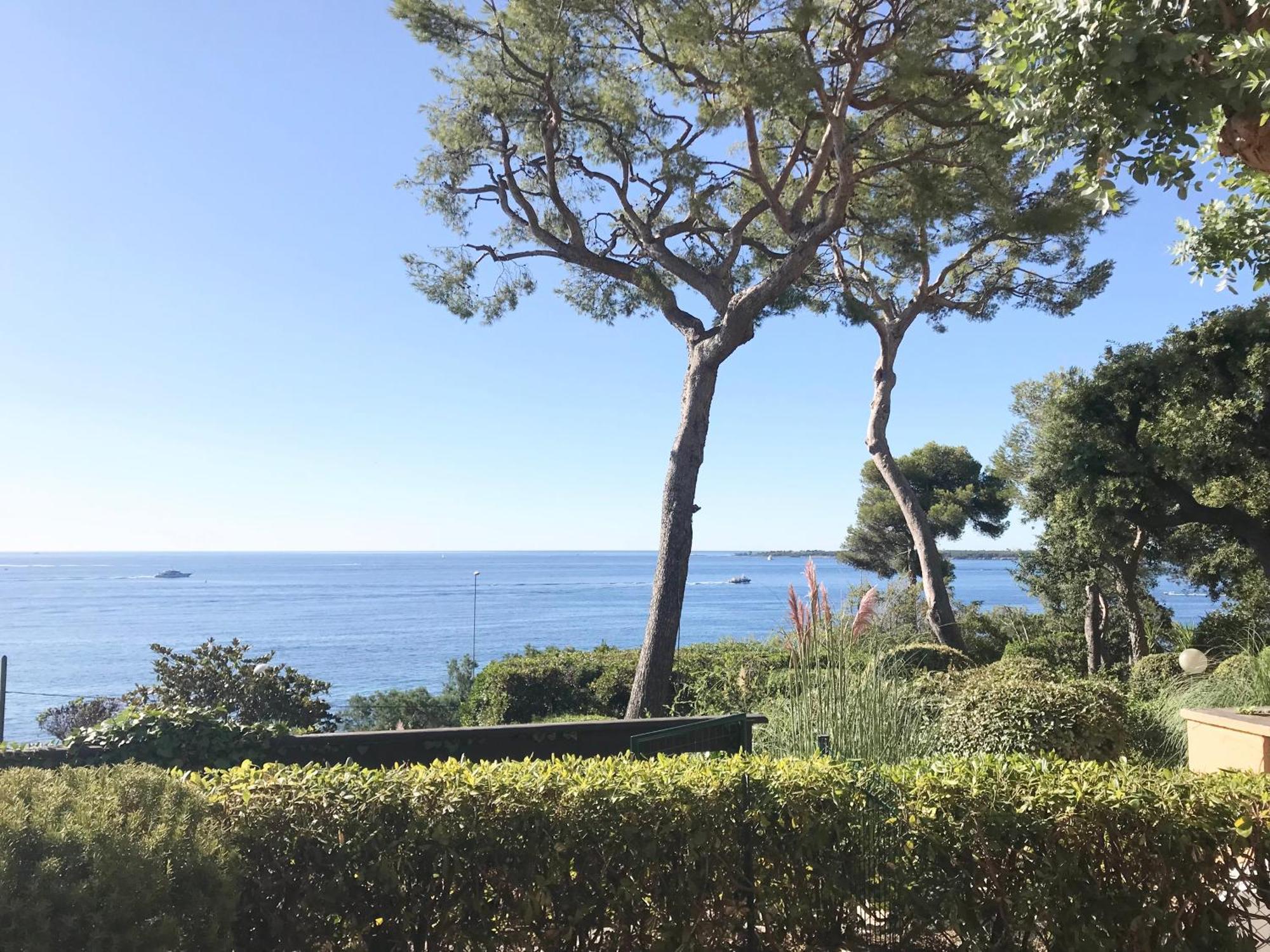 Villa Directly On The Sea